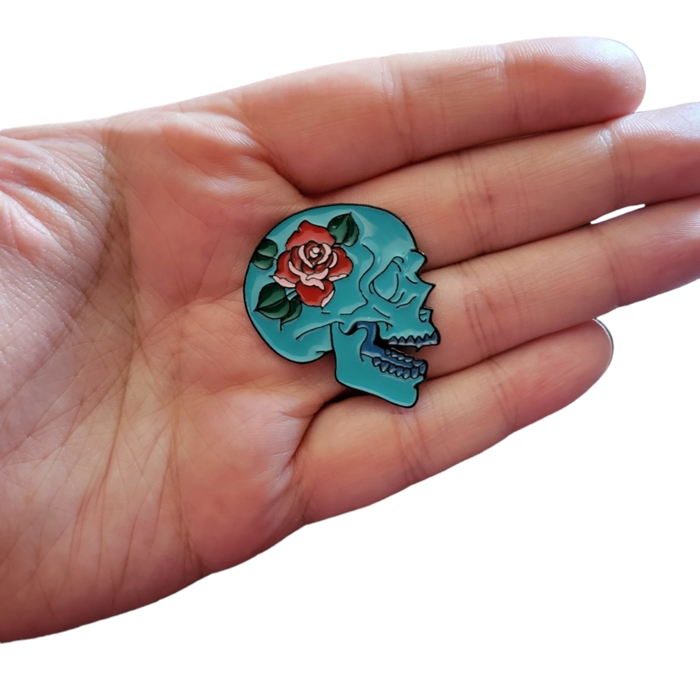 Skull enamel pin
